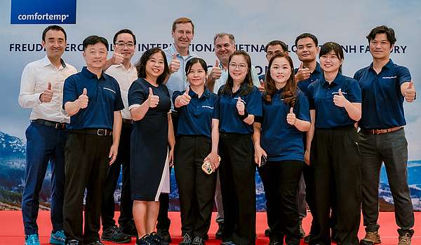 Einige Mitglieder von Freudenberg Performance Materials Apparel am neuen Standort in Vietnam mit Top-Managern bei der Einweihung.